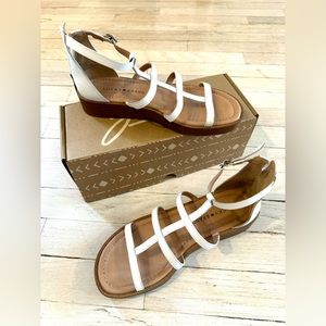 Lucky Brand Women’s White Strapped Sandals